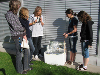 spb_rohner_warmwasserkollektormitmaedchengruppe.jpg
